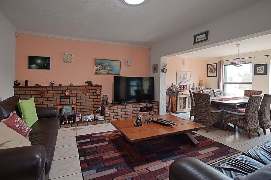7 Bedroom Property for Sale in Bloubergrant Western Cape